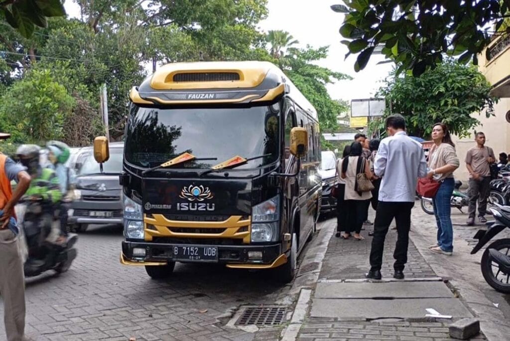 Sewa Hiace Jakarta Pusat
